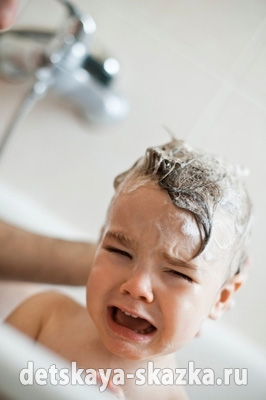 Ребенок плачет, когда ему моют голову…